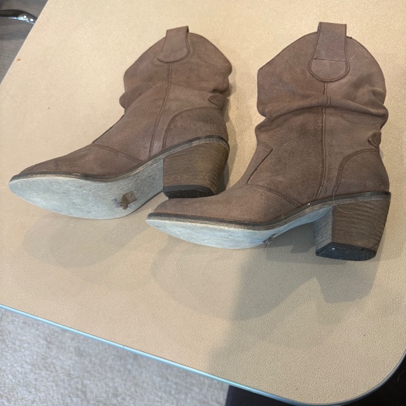 Ankle length distressed brown cowboy boot - Picture 2 of 3